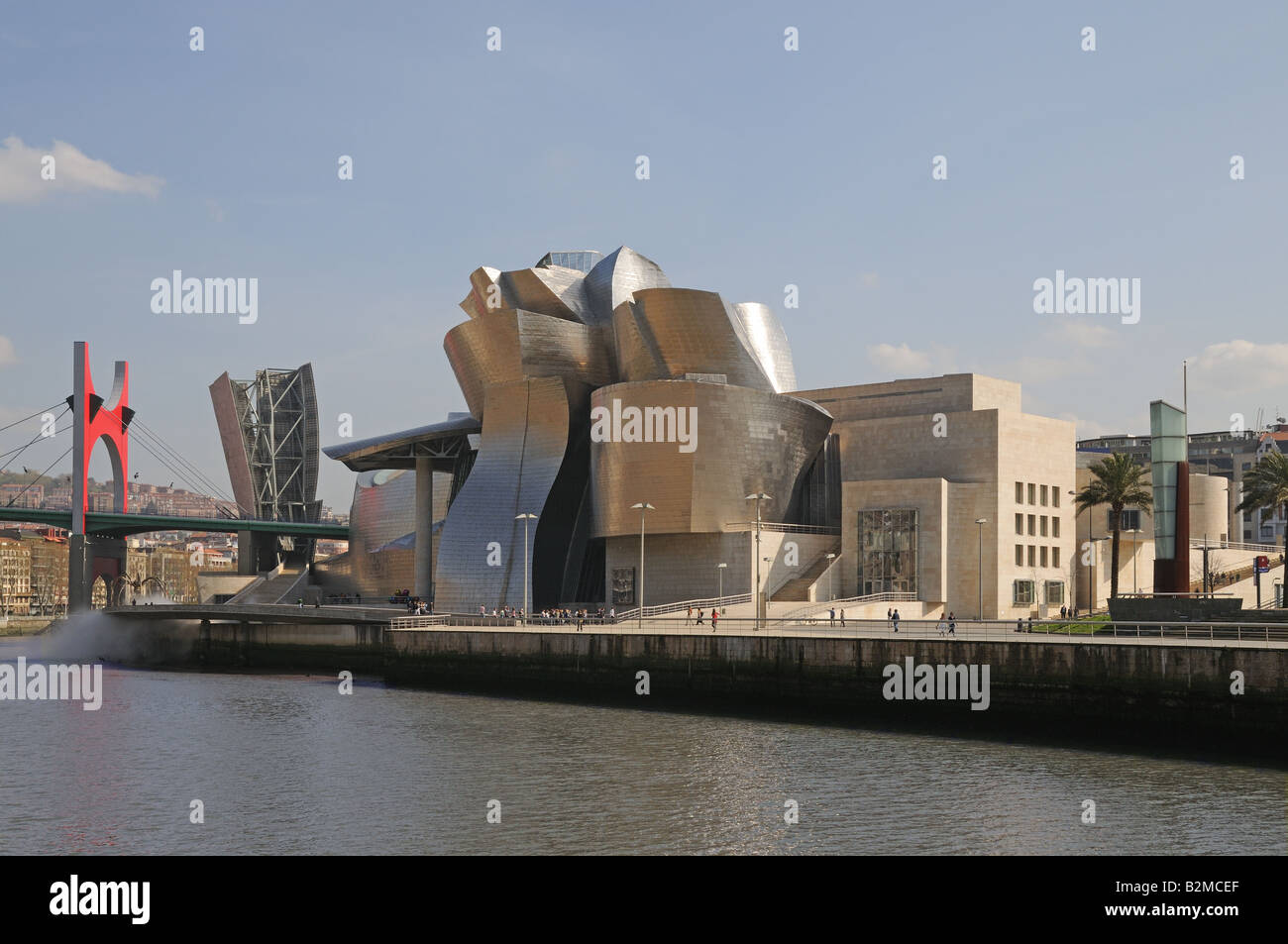 Museo Guggenheim Museum in Bilbao an den Ufern der Ria de Bilbao oder Nervion River Spanien links des Museums ist die Brücke Puente Stockfoto