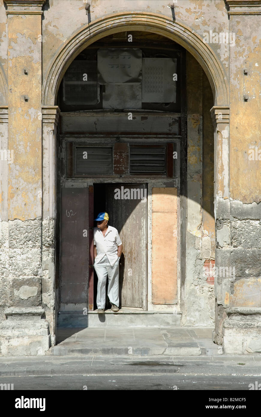 Mann, Blick auf die Straße in Havanna, Kuba. Stockfoto