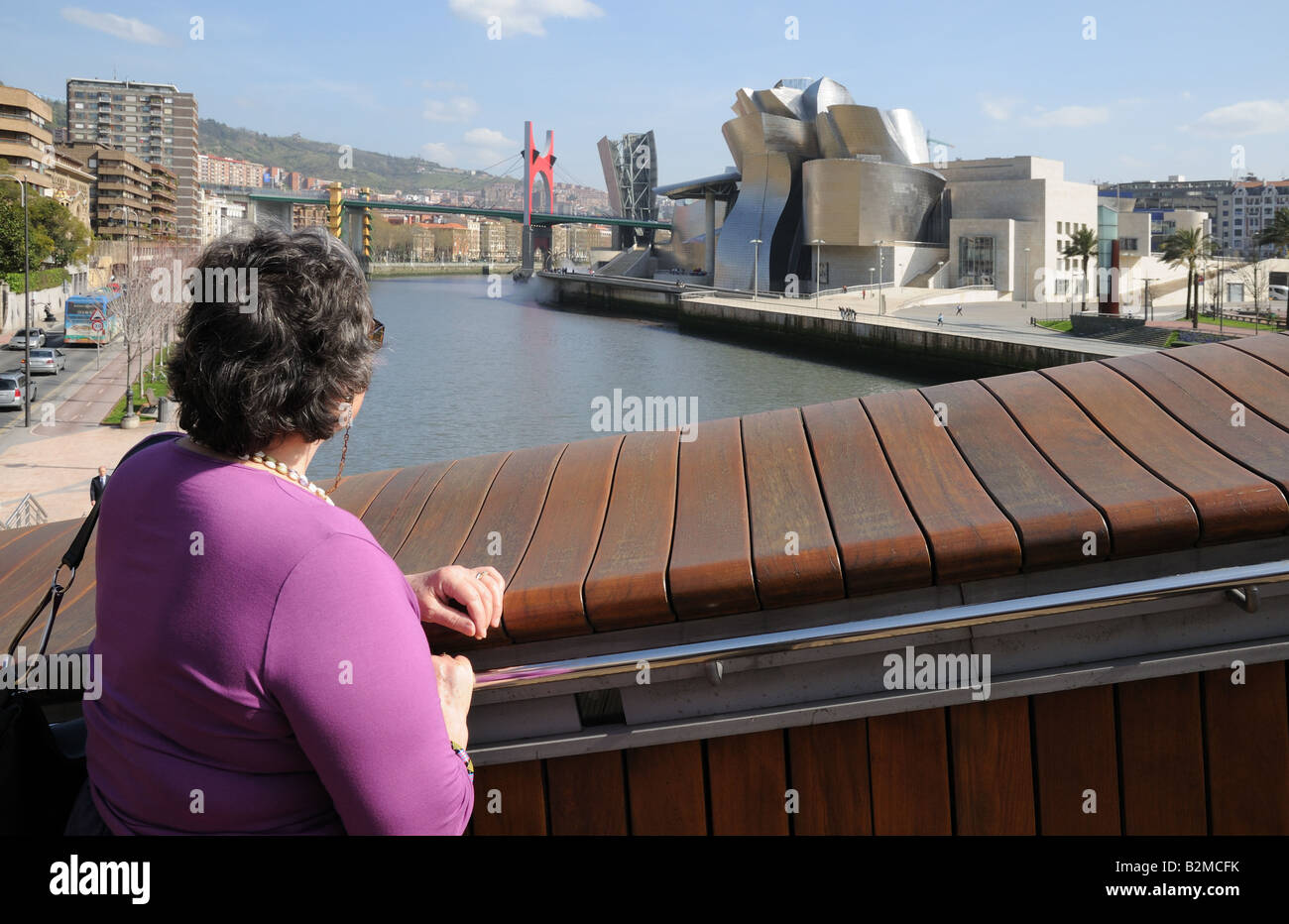 Museo Museum Guggenheim Bilbao an den Ufern der Ria de Bilbao oder Fluss Nervion Spanien Stockfoto