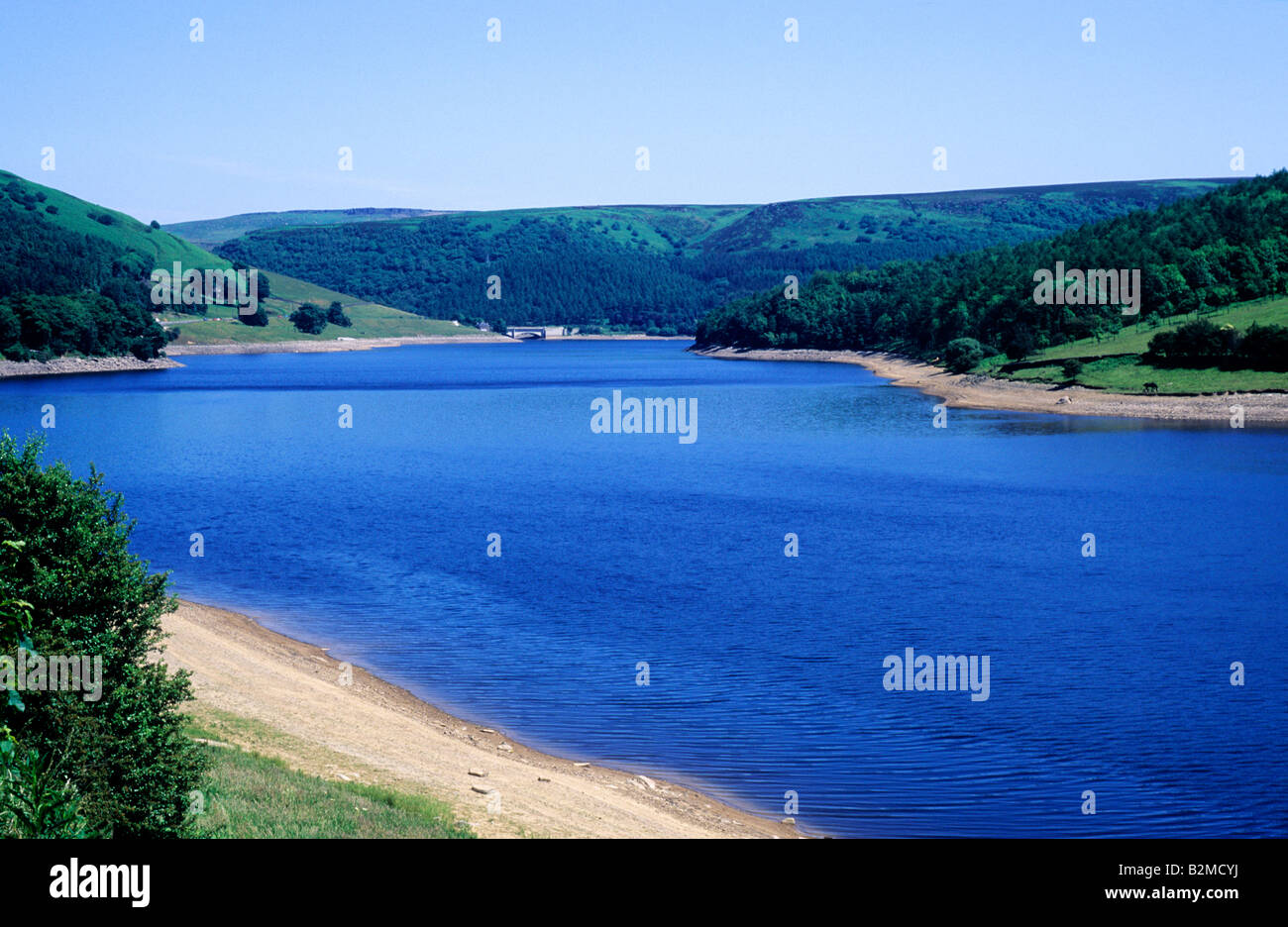 Ladybower Vorratsbehälter Derbyshire bewaldeten Hügeln Wald Wasser England UK Stockfoto