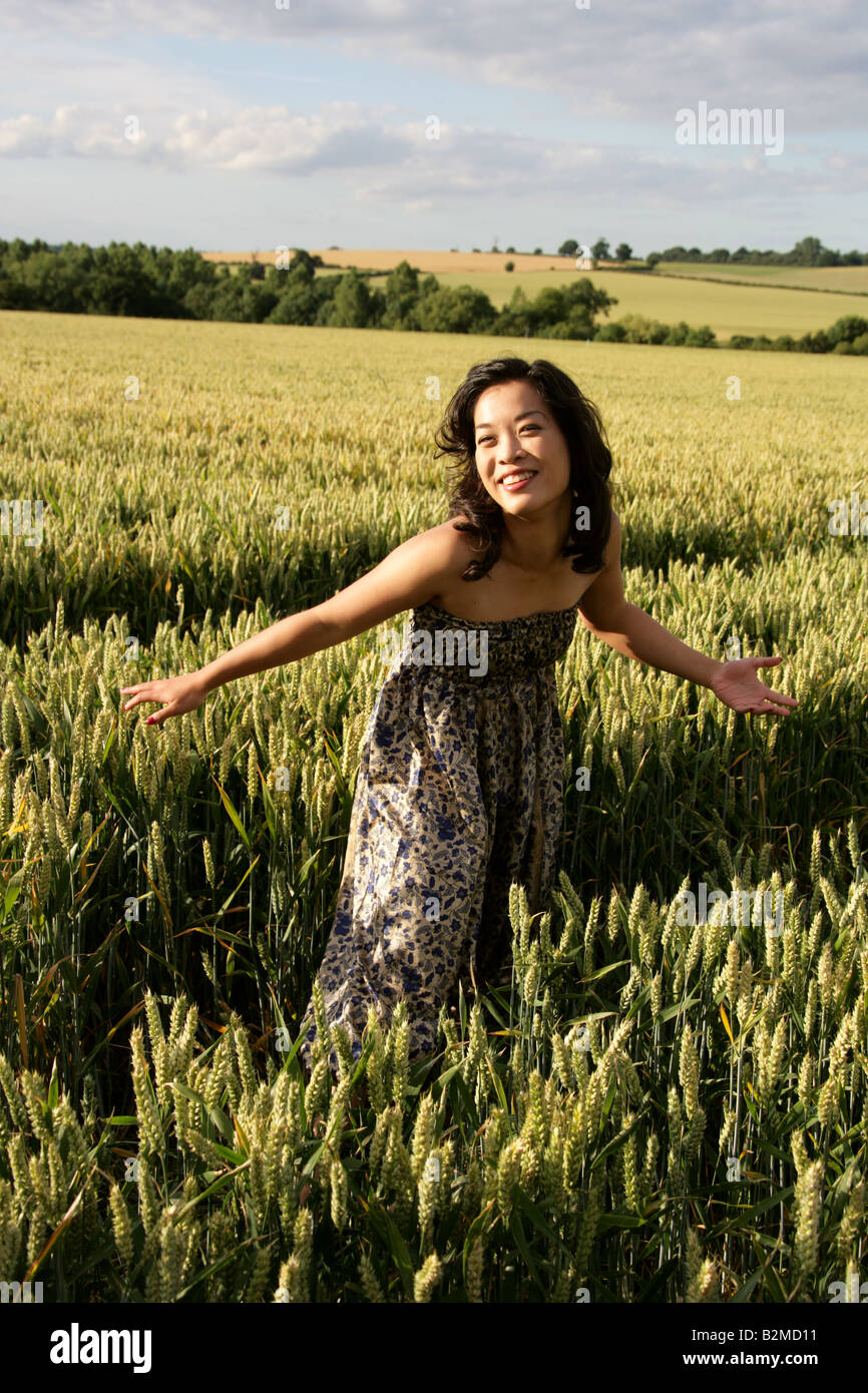 Chinesisches Mädchen in einem Kornfeld Stockfoto