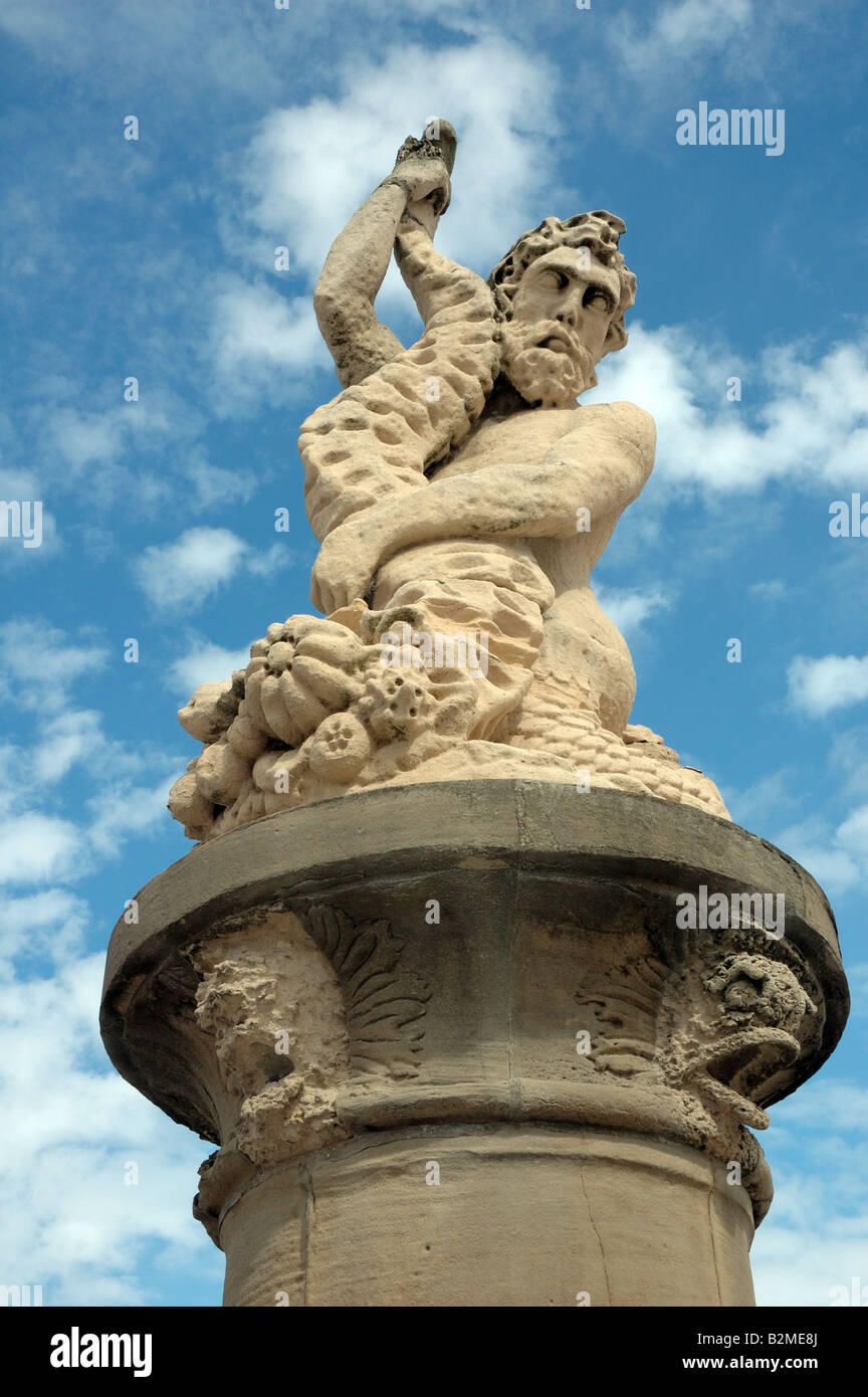 Statue von Neptun Ringen eine Seeschlange auf der Promenade in Lowestoft, Suffolk, UK Stockfoto