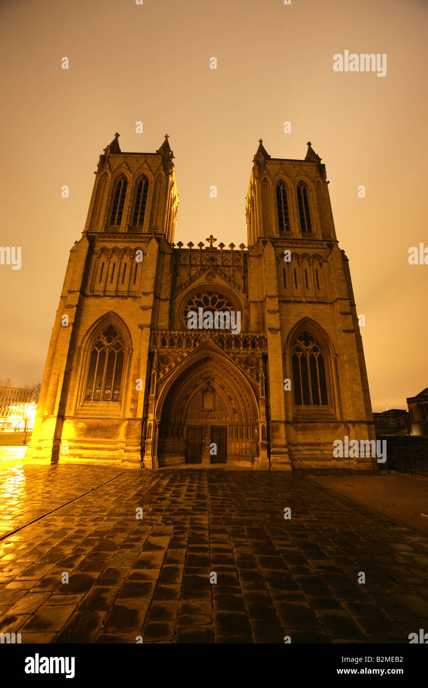 Stadt von Bristol, England. Die John Loughborough Pearson entwarf Türme vor dem Eingang West, Bristol Cathedral. Stockfoto