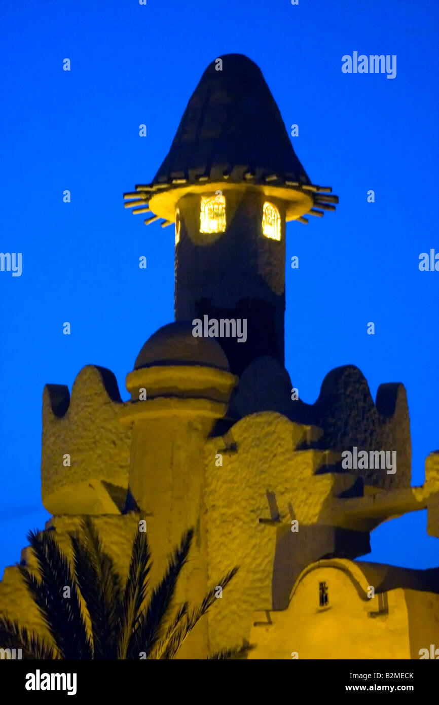 Burgturm in arabischem Stil beleuchtet am Abend Leuchten in Afrika, Tunesien. Stockfoto