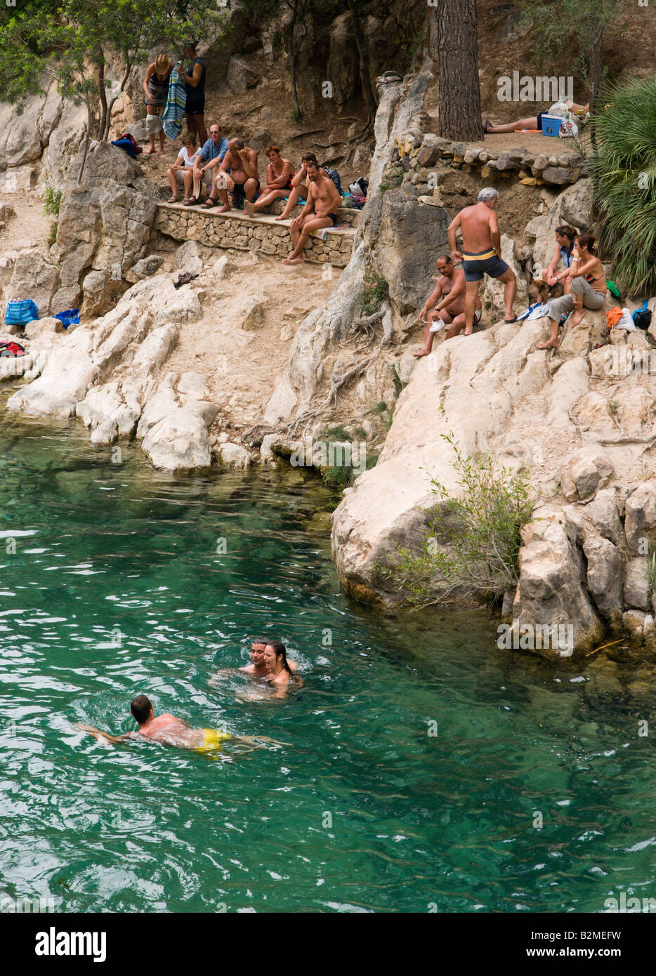 Costa Blanca Spanien Fuentes d'Algar oder Schriftarten d'Algar El Algar Wasserfälle und Baden im Fluss-Schlucht Stockfoto