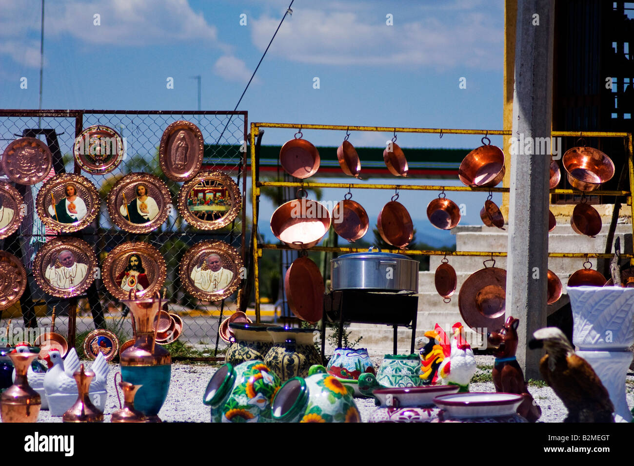 Mexiko, Matehuala, Verkauf von Kunsthandwerk in Messing lackiert und dachte Stockfoto