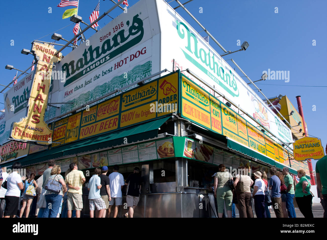 Eine große Sommer-Menge auf Nathans berühmt Hotdogs auf Coney Island, Brooklyn. Stockfoto