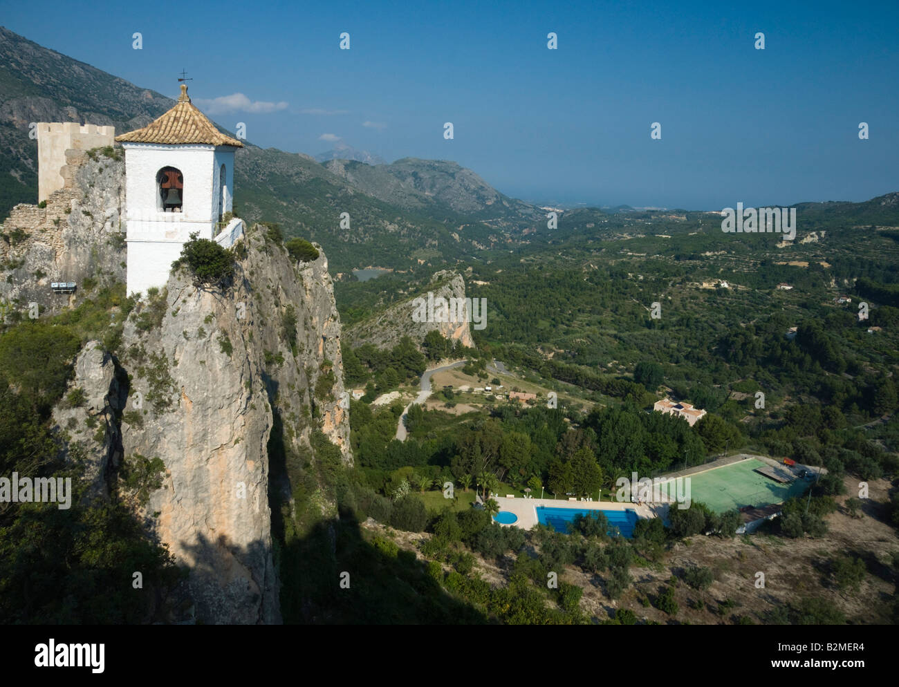 Costa Blanca Spanien Guadaleste oder El Castell de Guadalest - Tal und Bell tower Blick auf das Meer über Marina Baixa Landschaft Stockfoto