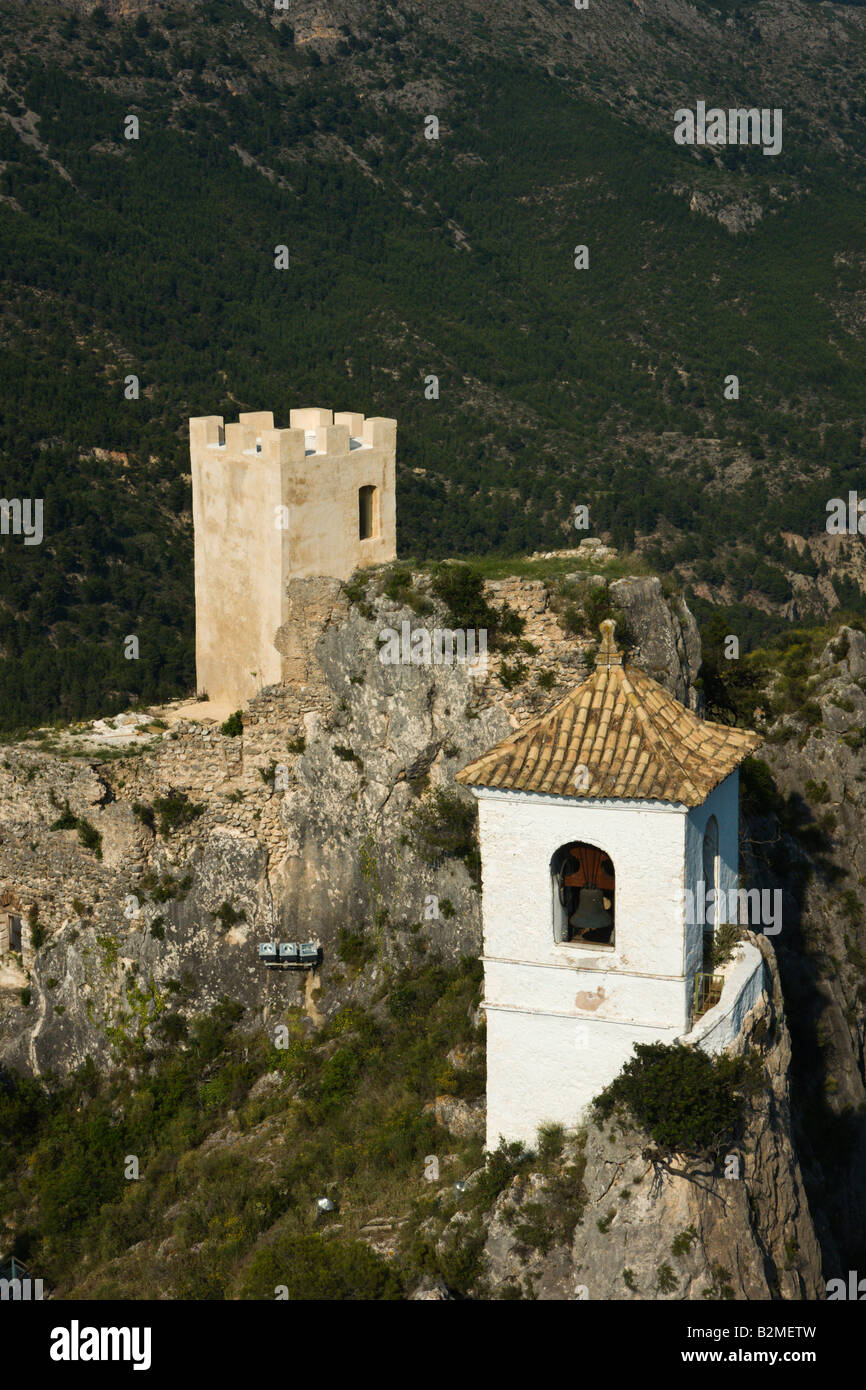 Costa Blanca Spanien Guadaleste oder El Castell de Guadalest Glockenturm und Alcalá Turm Stockfoto