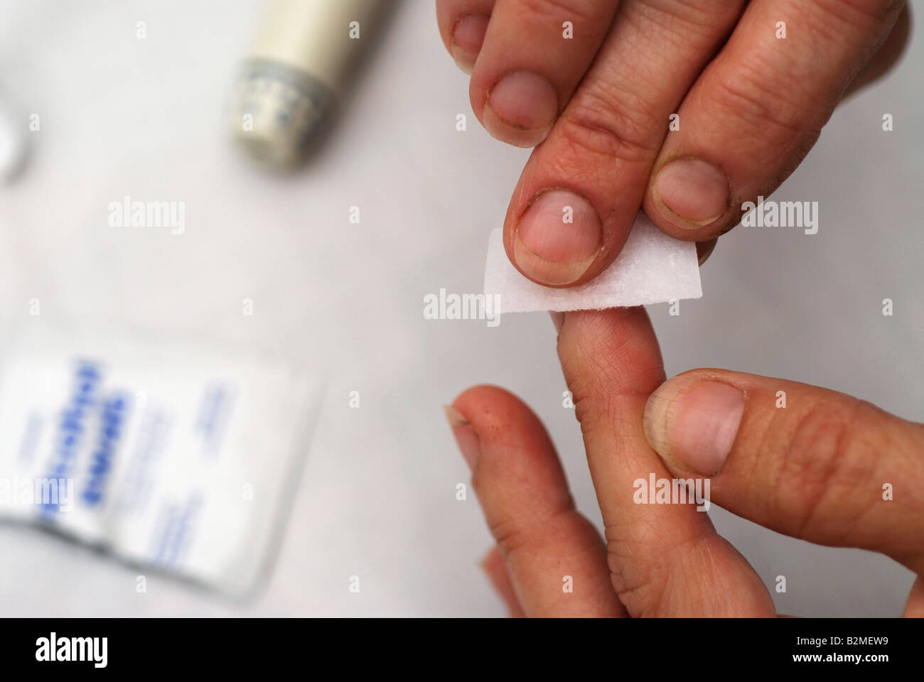 Diabetische Reinigung Finger mit sterilen Alkoholtupfer für Bluttest. Stockfoto