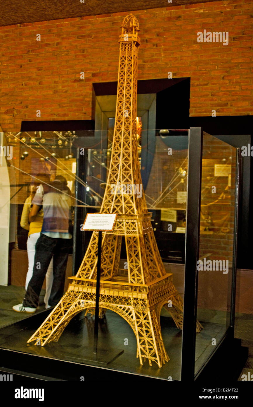 Mexiko, Bundesbezirk, DF, Ripleys Museum Eiffelturm mit Holzstäbchen von hand gefertigt Stockfoto
