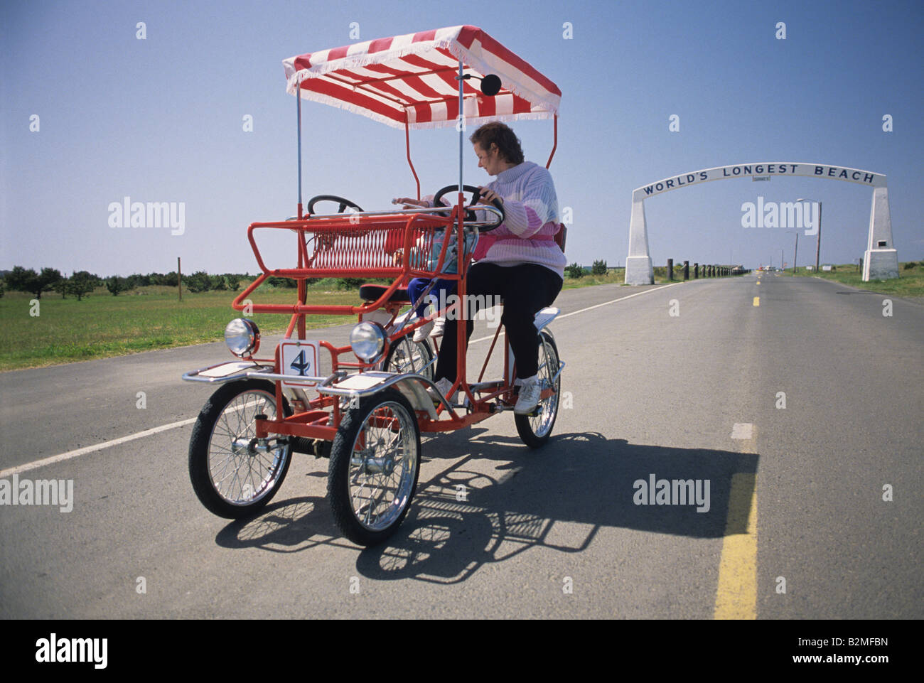 Mutter und Tochter reiten auf einem Pedal angetrieben Surrey in Long Beach  entlang der Ozean-Washington State-Küste USA Stockfotografie - Alamy