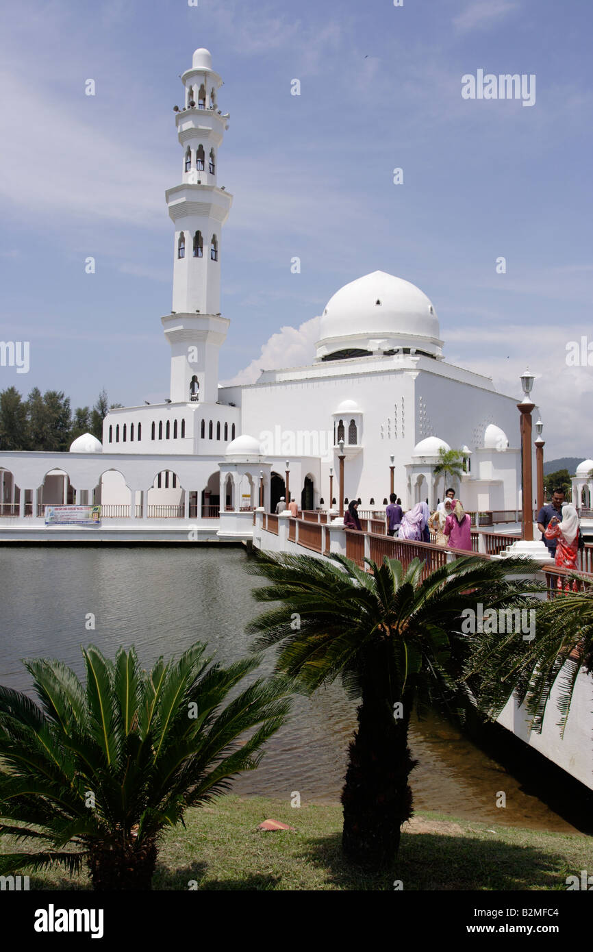 Exterieur des Tengku Tengah Zaharah Moschee. Im Volksmund bekannt als die schwimmende Moschee in Terengganu, Malaysia. Stockfoto