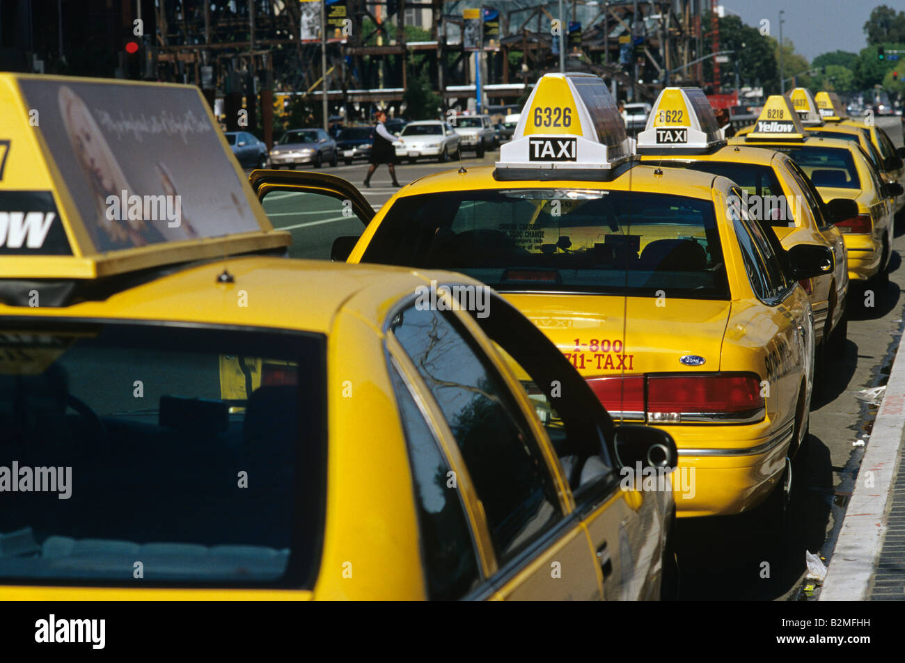 Die Innenstadt von Los Angeles taxi wartet auf alle Tarife aufgereiht