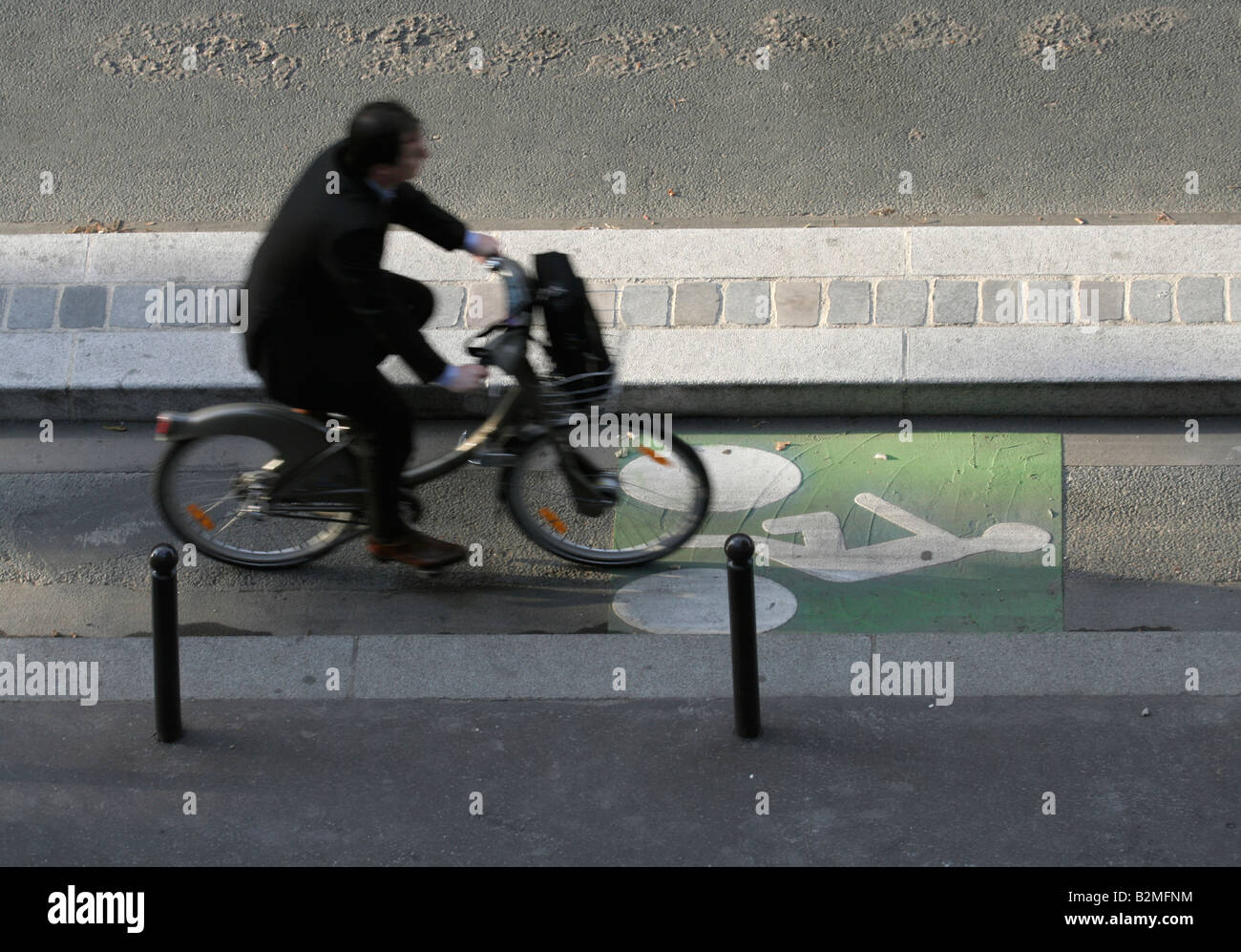 Radfahrer in Radweg. Langsame Verschlusszeit verwendet, um Radfahrer zu verwischen. Stockfoto
