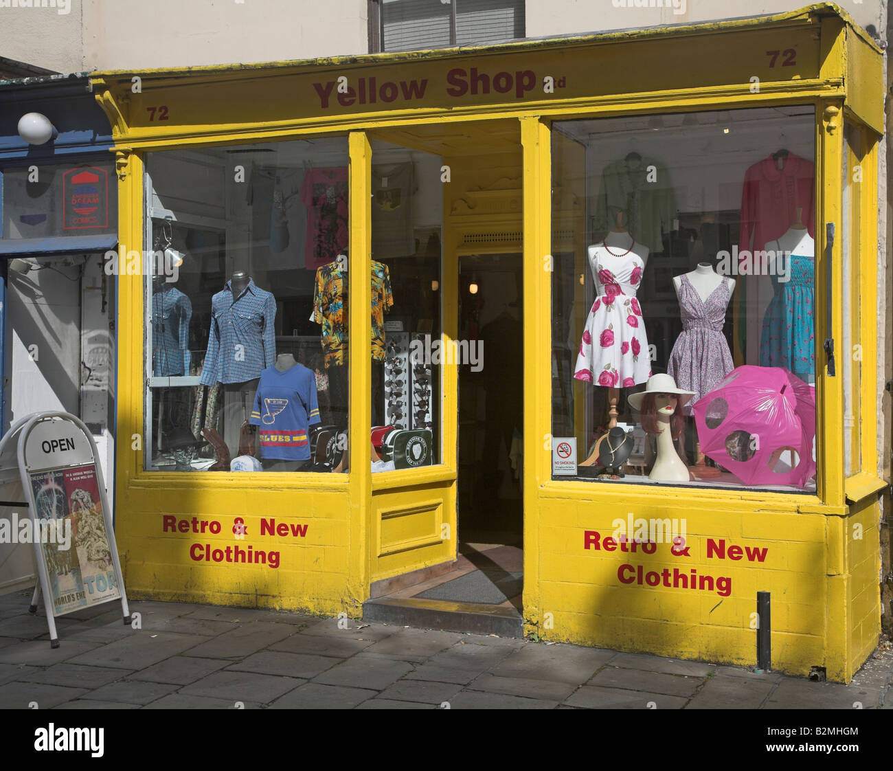 Neue und gebrauchte Kleidung Shop, Walcot Street, Bath England Stockfoto