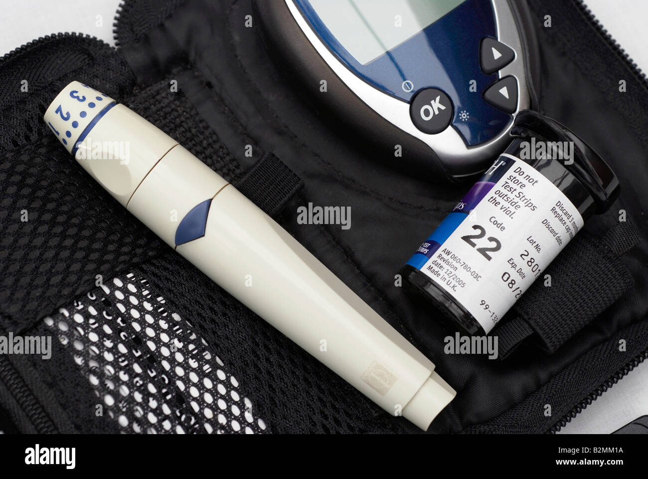 Diabetes-Reise-Etui mit Blutzuckermessgerät, Teststreifen und Lanzetten Applikator. Stockfoto