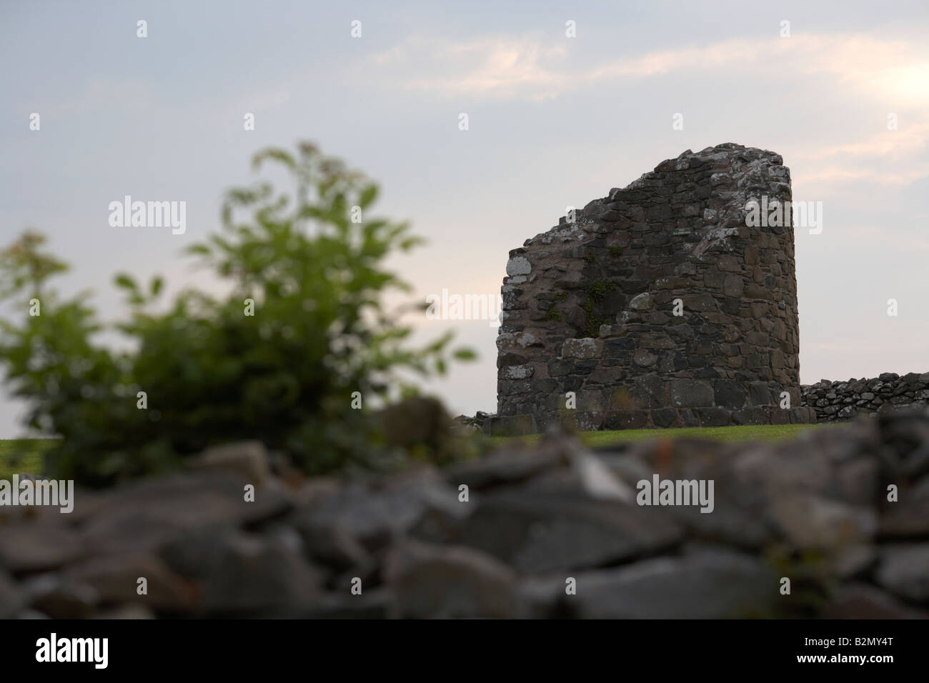 Reste ruiniert der alten Wände und Rundturm am Nendrum klösterlichen Website Grafschaft, Nord-Irland Stockfoto
