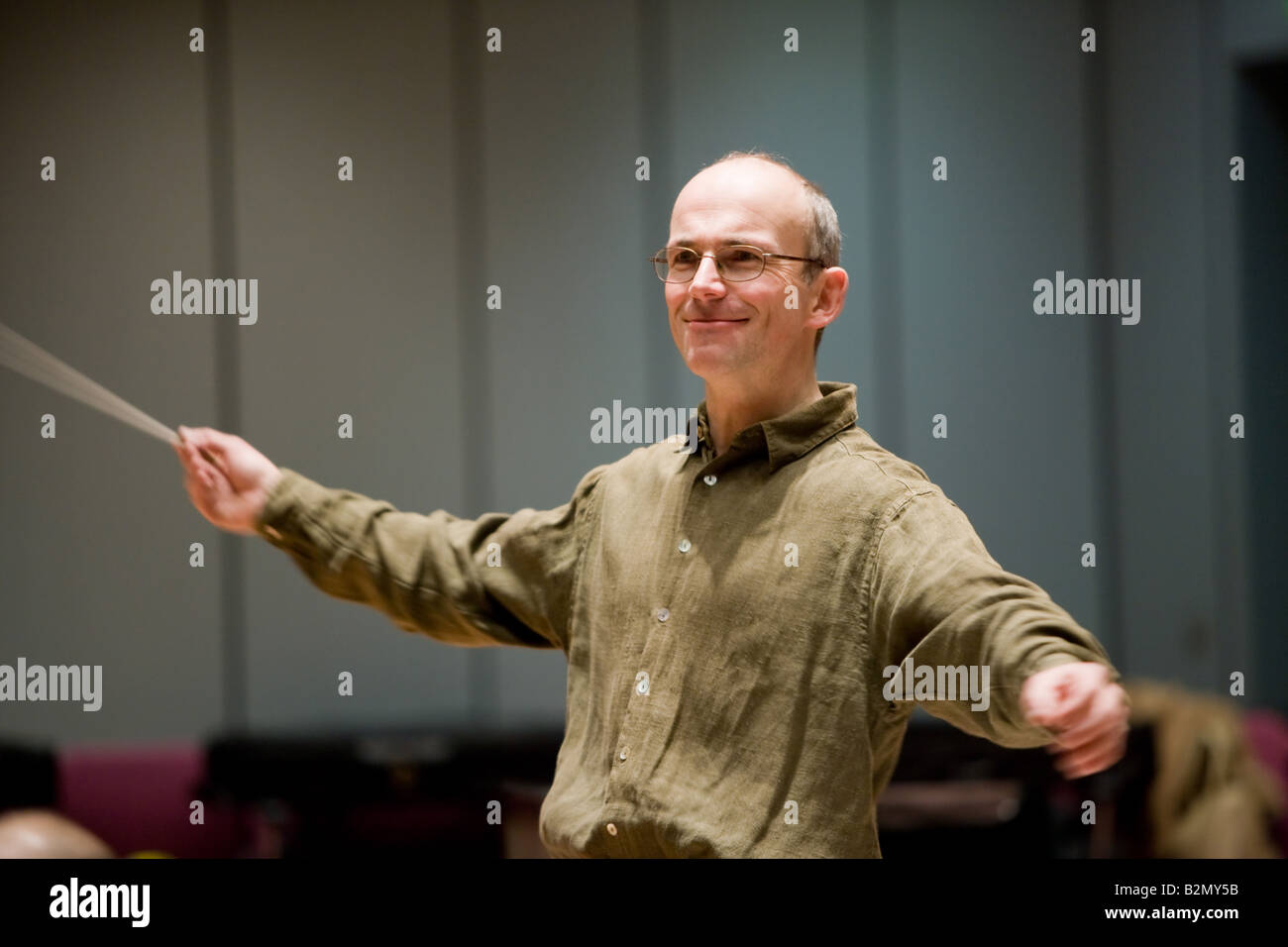 Der Dirigent Professor Ruediger Bohn bei der Arbeit. Stockfoto