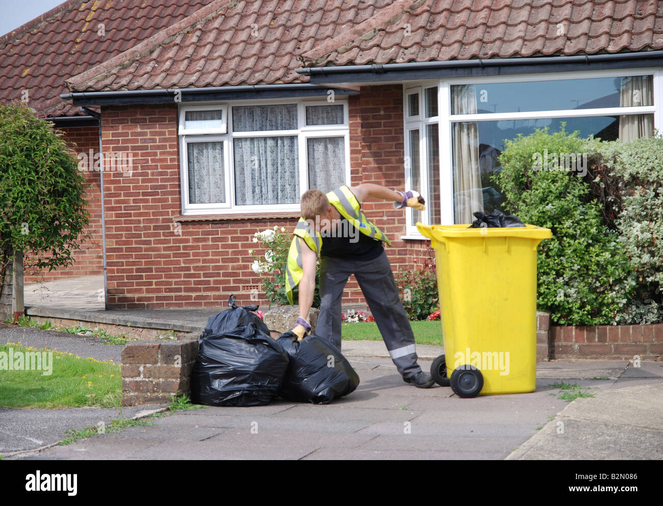 Müllmann Colllecting Müll Deponie Worthing Adur Bereich West Sussex Stockfoto