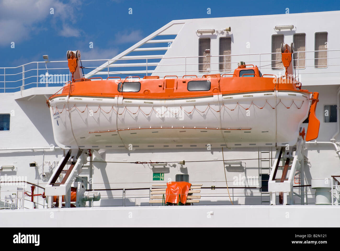 Agios Nikolaos, Kreta, Griechenland. Rettungsboot auf Kreuzfahrtschiff im Hafen (Iris; Valletta. Mano Maritime Kreuzfahrten, 2000) Stockfoto
