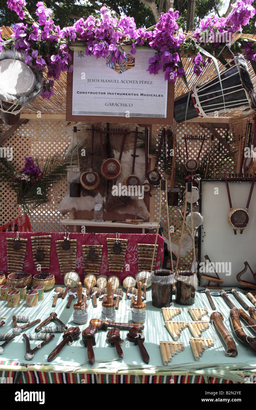 Stall Verkauf Musikinstrumente in einer Kunst Messe Feria de Artesania in Garachico Teneriffa-Kanarische Inseln-Spanien Stockfoto