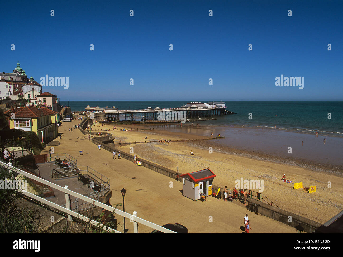 Cromer am Meer mit Esplanade Pier und sandigen Strand Patroled von Rettungsschwimmern Stockfoto