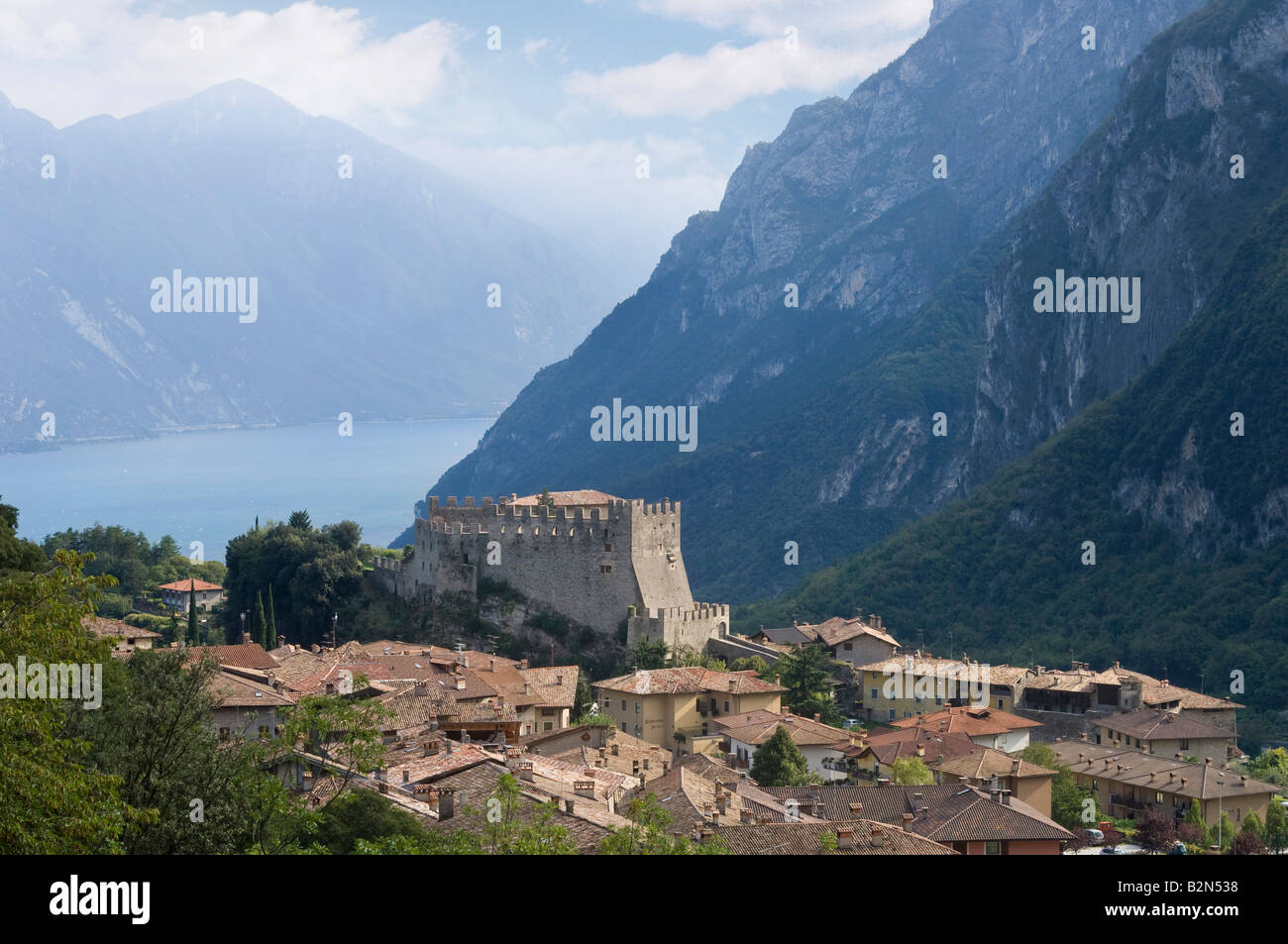 Dorf-Ansicht und Burg, Ledro See, Italien Stockfoto