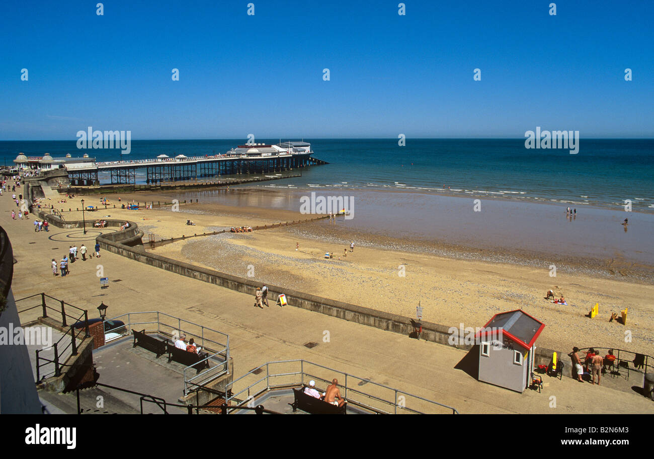 Cromer Pier Promenade und Strand von Rettungsschwimmern Sommer 2008 übersehen Stockfoto