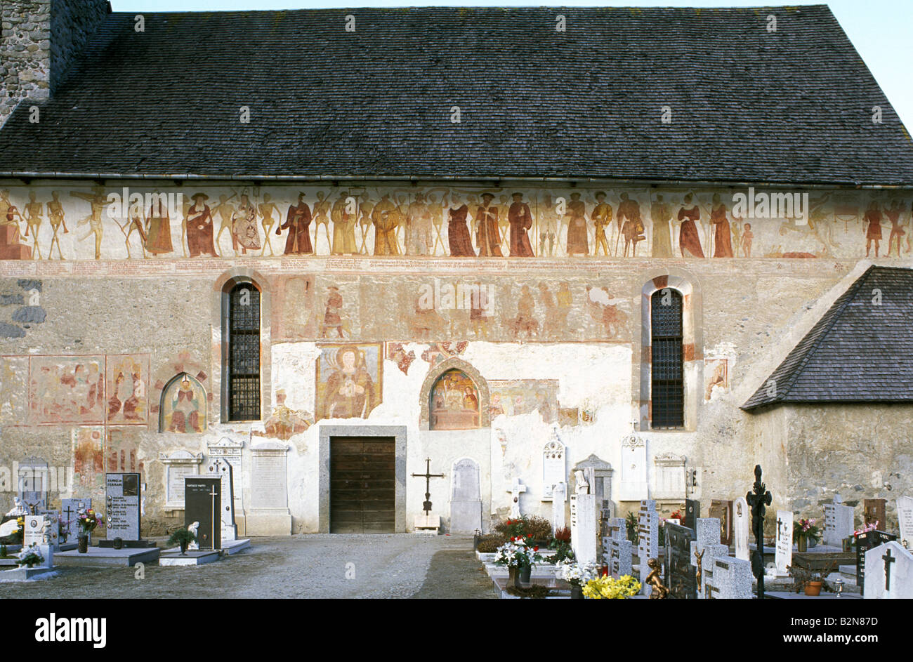Tanz des Todes unter freiem Himmel und Kirche, Pinzolo, Italien Stockfoto