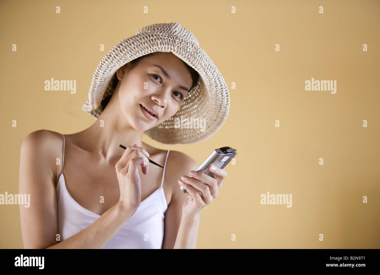 Porträt einer jungen Frau mit einem personenbezogenen Daten-Assistenten Stockfoto