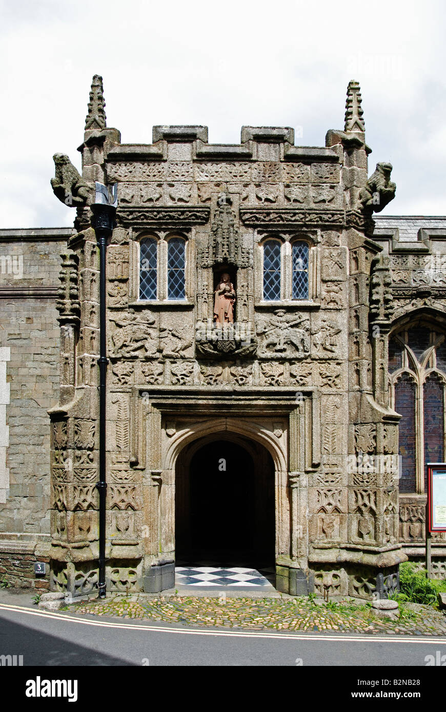 der Eingang zum 16. Jahrhundert-Maria-Magdalena-Kirche in Launceston in Cornwall, Großbritannien Stockfoto