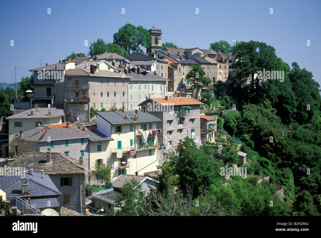 mit Stadtblick, Monteacuto Delle Alpi, Italien Stockfoto