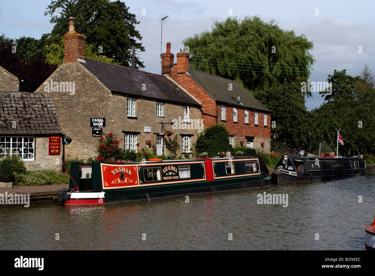 Narrowboats und Kanal-Shop auf der Grand Union Canal bei Stoke Bruerne Northamptonshire, England Stockfoto