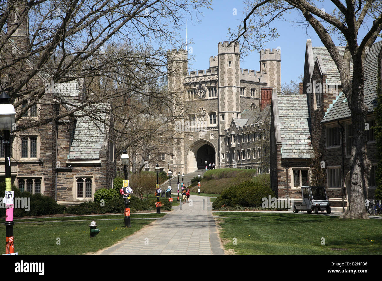 Große Steinplatten Gehweg zwischen Princeton Universität Altbauten mit Turm in Blair Hall hinter. Stockfoto