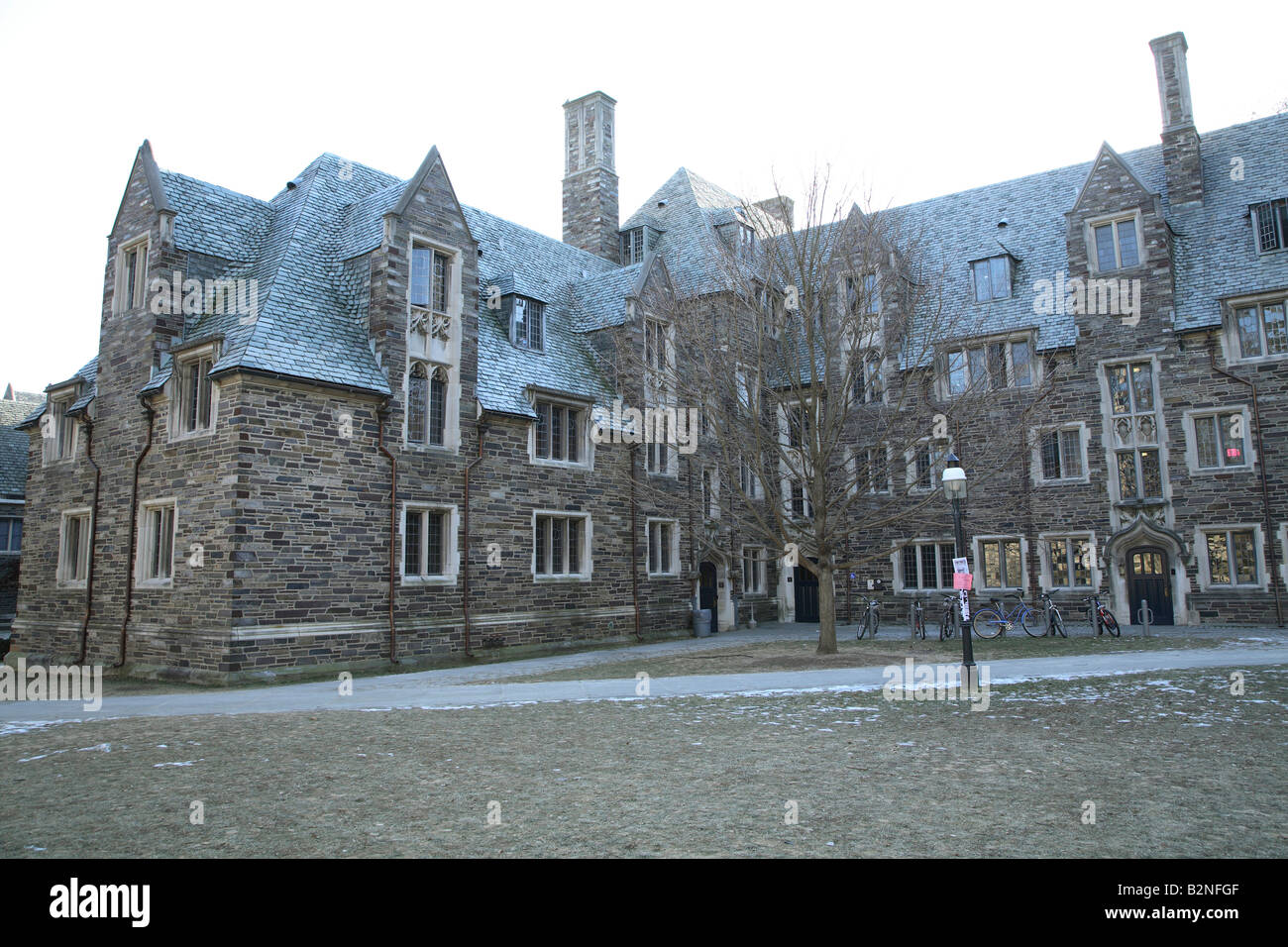 L-förmige Lockhart Halle an der Princeton University. Unregelmäßige Multi farbige Blaustein Wände mit quadratischen verglaste Fenster Stockfoto