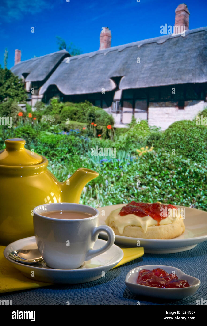 Sahne Tee Marmelade Creme & Scone mit Anne Hathaways strohgedeckten Hütte und Garten im Hintergrund. Stratford-upon-Avon England Großbritannien Stockfoto