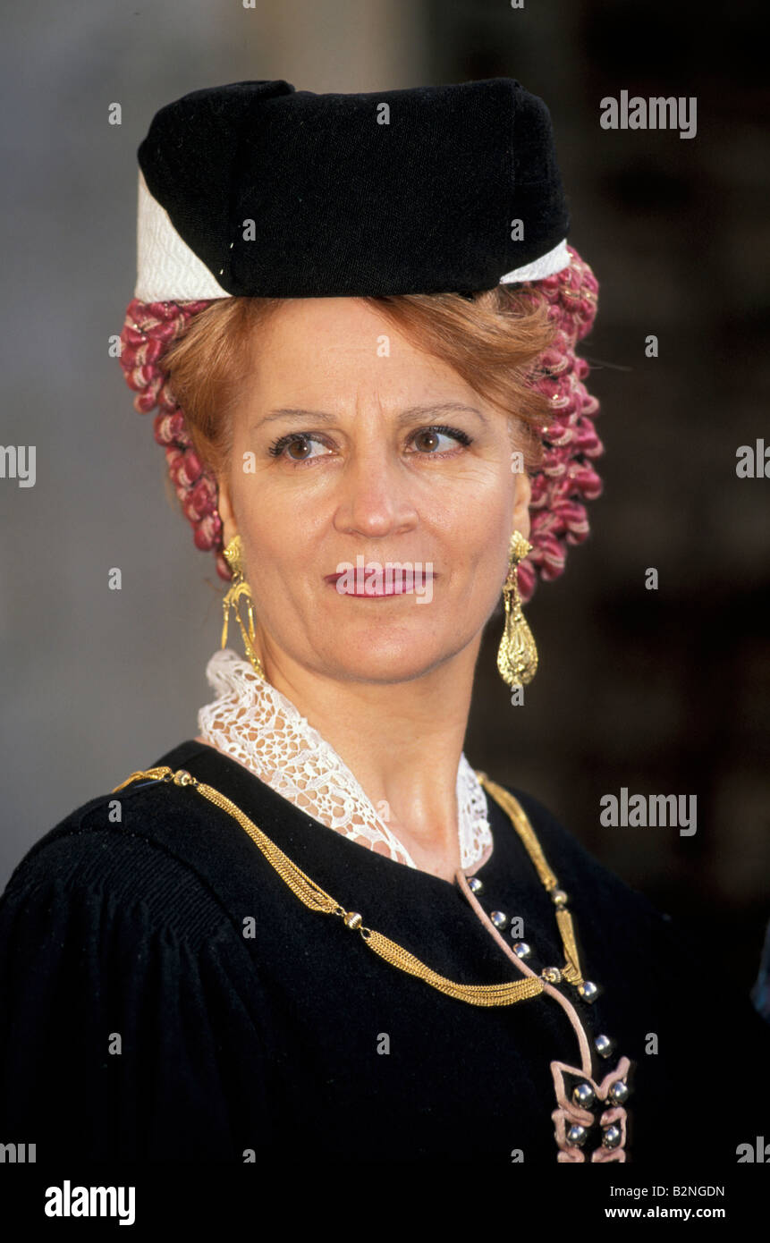 St. Dominic fest: Frau in einem typischen Kleid, Cocullo, Italien Stockfoto