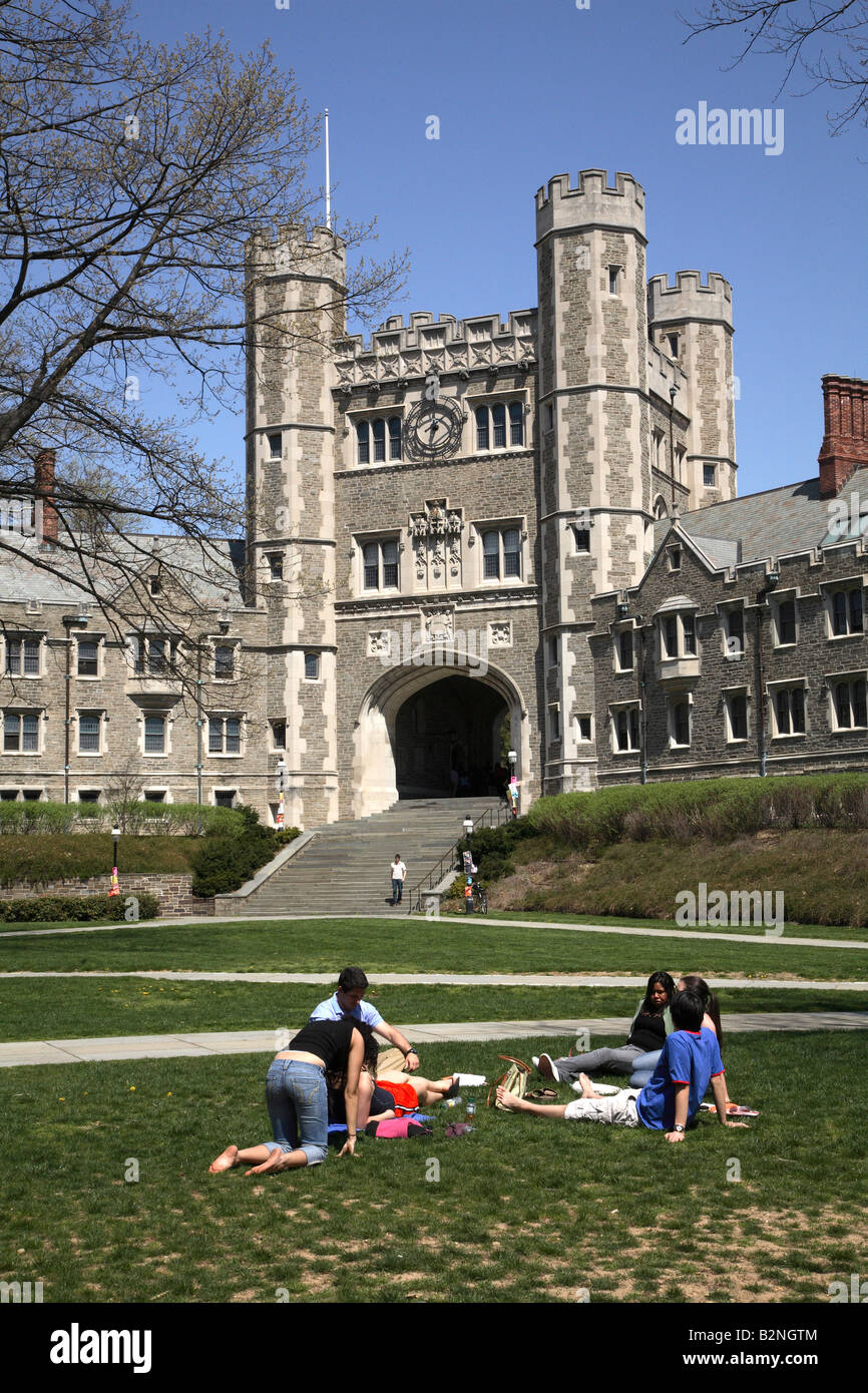 Princeton University.  Der Turm in Blair Hall von der Südseite aus über den grasbewachsenen Viereck mit Gruppe von Studenten Stockfoto