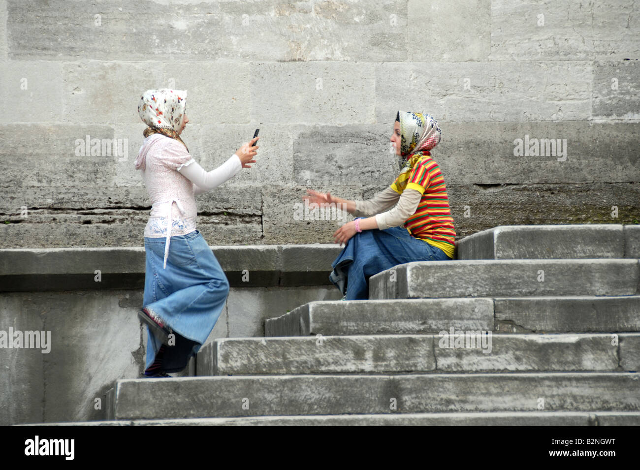 zwei muslimische Mädchen auf einer Handy-Kamera fotografieren Stockfoto