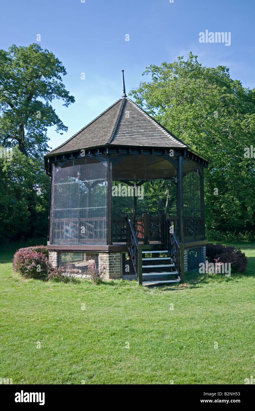 Musikpavillon im hügeligen Feldern Enfield Vereinigtes Königreich Stockfoto