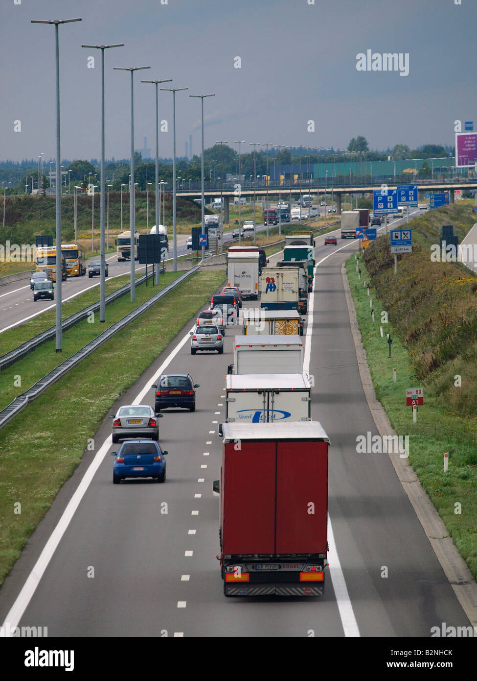 Langen Reihe von LKW der Straßenfahrt A16 E19 aus Antwerpen in die Niederlande Hazeldonk niederländischen belgische Grenze Stockfoto