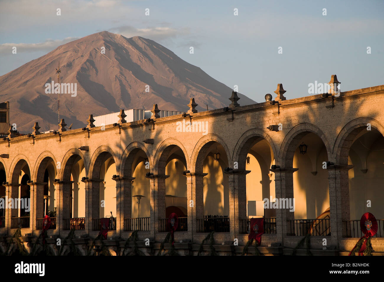 Sonnenuntergang an der Plaza de Armas (Hauptplatz) mit El Misti Vulkan zeigt in Arequipa, Peru. Stockfoto