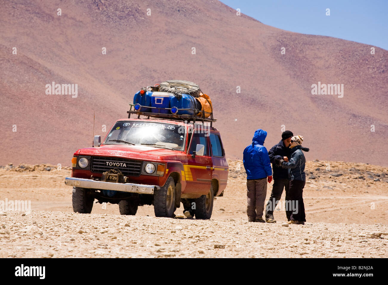 Bolivien südlichen Altiplano Laguna Verde Touristen- und 4 x 4 Jeep geparkt in der Nähe von Laguna Verde Stockfoto