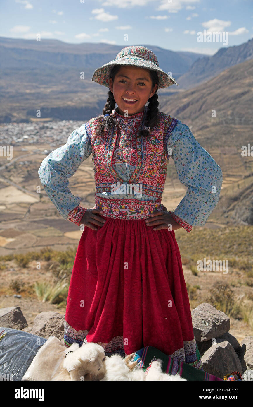 Eine lokale peruanische Mädchen posiert im Colca Canyon in Peru. Stockfoto