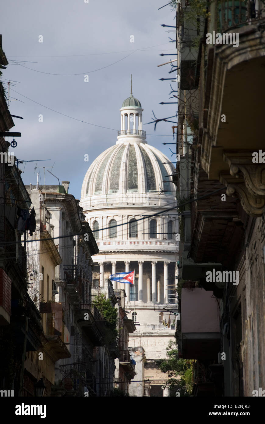 Blick auf dem Capitolio gesehen von einem heruntergekommenen Straße in La Habana Vieja Havanna Kuba Stockfoto