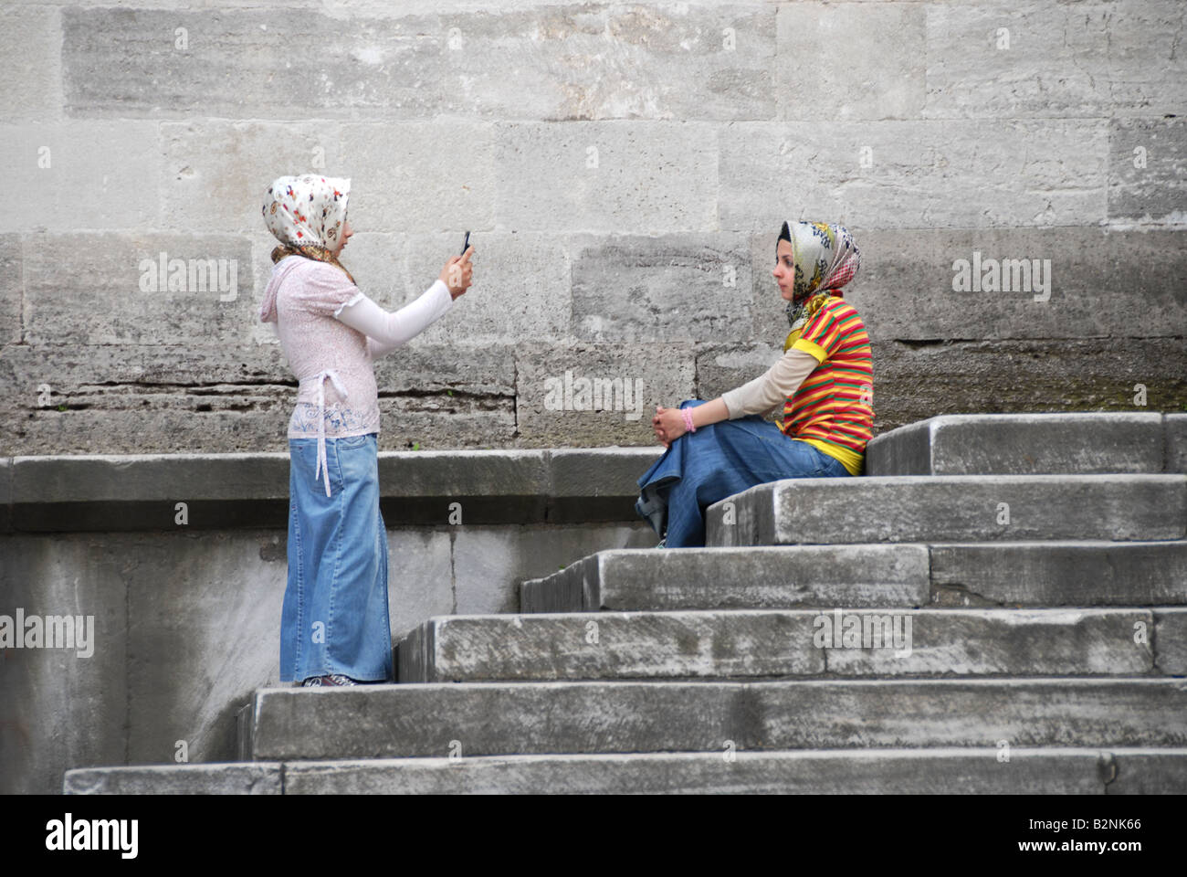 zwei muslimische Mädchen auf einer Handy-Kamera fotografieren Stockfoto