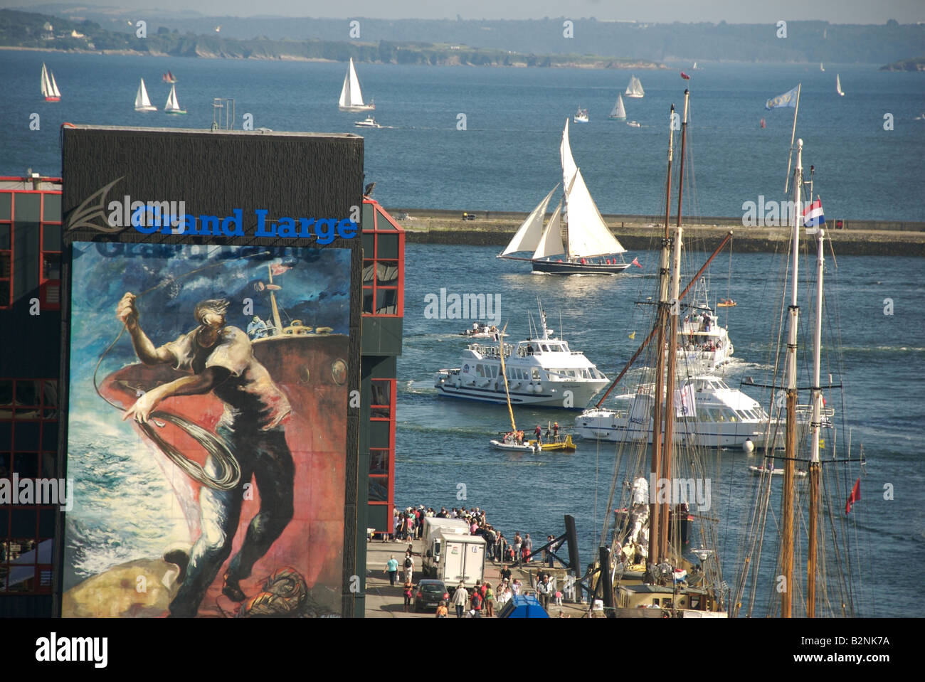 Riesige Wandgemälde mit Booten im Hintergrund, Brest 2008 Maritime Festival, Frankreich Stockfoto