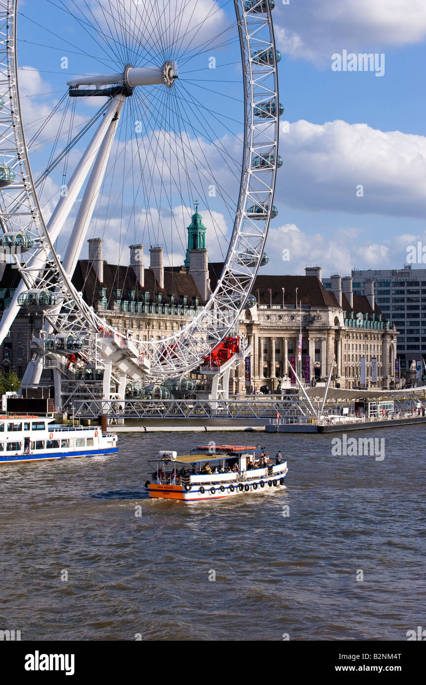 Freizeit-Boot auf der Themse vorbei an London Eye London Vereinigtes Königreich Stockfoto
