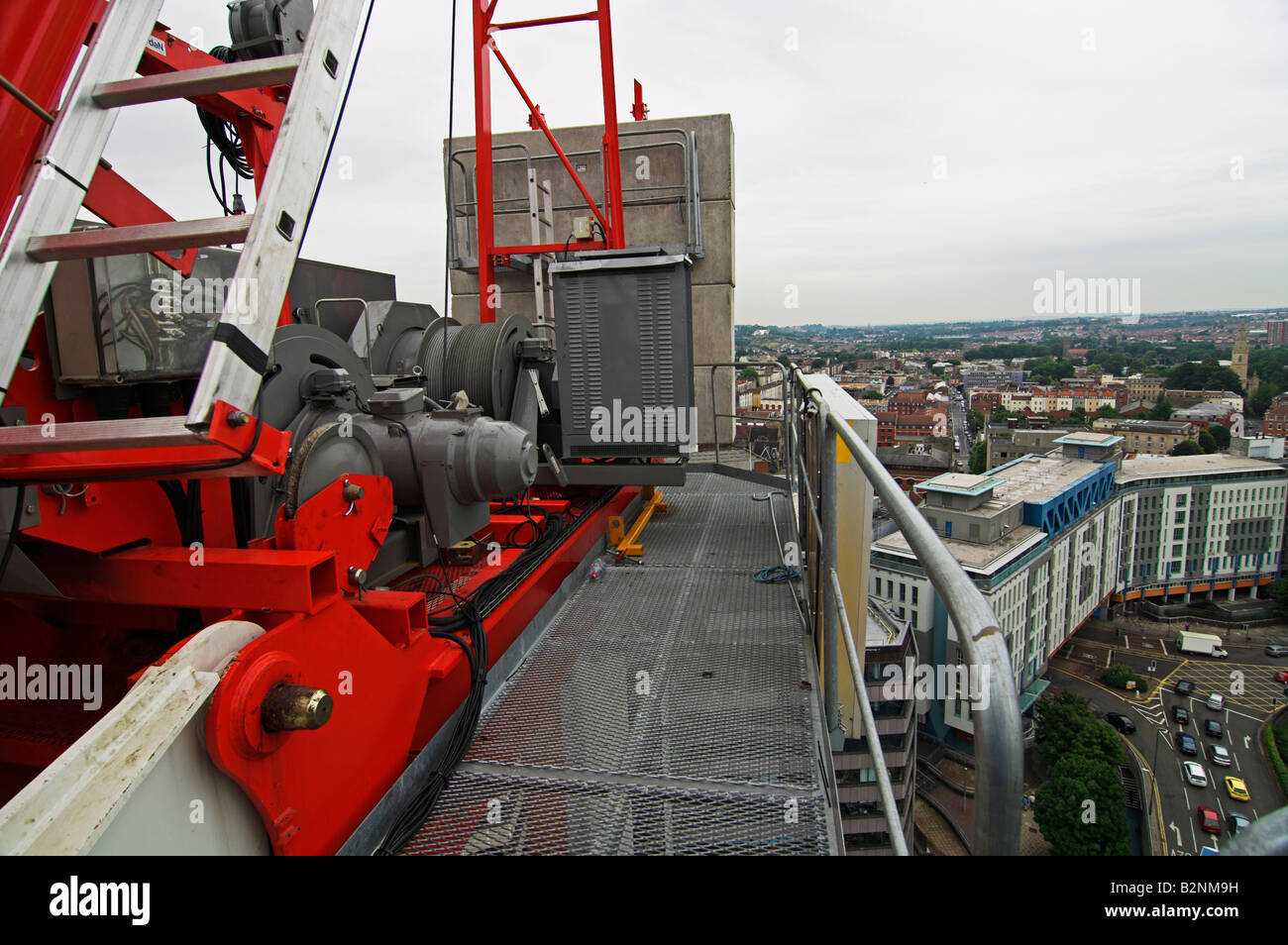 Spitze des Turm Bau Kran gewundenen Winde Closeup und Blick auf Bristol UK Stockfoto